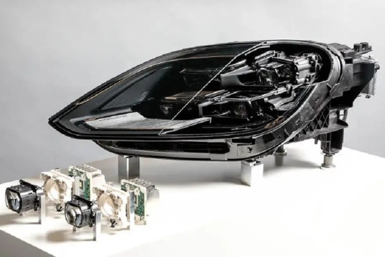 Theo đó, công nghệ LED ma trận HD xe Porsche hoạt động cho cả đèn chiếu gần và xa thông qua hai nguồn sáng trong mỗi cụm. Trái ngược với việc có một ma trận chùm sáng cao duy nhất ở trung tâm đèn pha, thiết kế mới kết hợp hai đèn ma trận HD ở phần dưới của mỗi đèn pha.