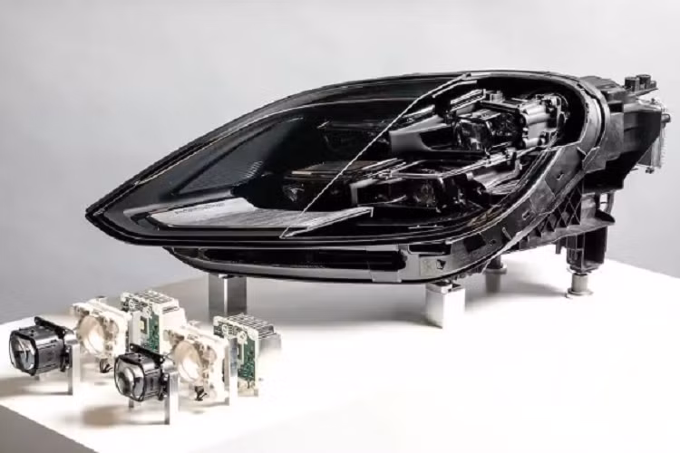 Theo đó, công nghệ LED ma trận HD xe Porsche hoạt động cho cả đèn chiếu gần và xa thông qua hai nguồn sáng trong mỗi cụm. Trái ngược với việc có một ma trận chùm sáng cao duy nhất ở trung tâm đèn pha, thiết kế mới kết hợp hai đèn ma trận HD ở phần dưới của mỗi đèn pha.