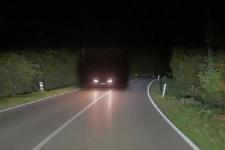 Đèn LED của Porsche sẽ hoạt động ở cường độ sáng lên tới 160 lx hoặc 300 lx, đèn pha có thể chiếu xa tới 600 m, trường hợp có xe ngược chiều, hệ thống đèn tự động giảm ánh sáng chiếu vào chiếc xe nhờ vào camera gắn sau kính chắn gió.