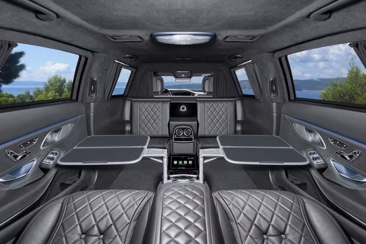 Đó là lý do vì sao những chiếc Mercedes-Maybach S650 bọc thép ra đời. "Dung mạo" của Mercedes-Maybach S 650 thu hút mọi ánh nhìn khi toát lên sự sang trọng, đẳng cấp của một ông chủ lớn, đầy uy nghi.Xe sở hữu ngoại hình bắt mắt với màu đen sang trọng, đi kèm là những chi tiết mạ crôm sáng bóng làm điểm nhấn.