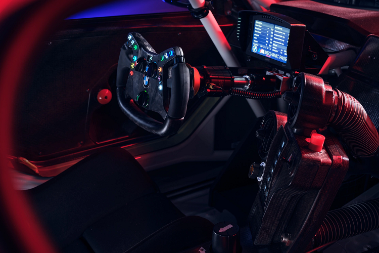 Hệ thống treo của xe được nâng cấp với bộ giảm chấn KW Motorsport điều chỉnh 2 chiều và bộ lò xo với 3 mức xác lập hệ số đàn hồi của H&amp;R. Toàn bộ phần thân vỏ được làm từ sợi tự nhiên siêu nhẹ Bcomp. Mui của M4 GT4 được chất liệu CFK đạt chuẩn theo phân hạng GT3.