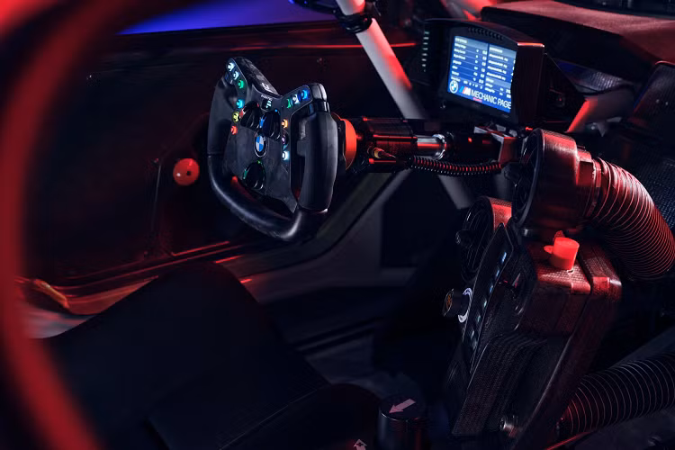 Hệ thống treo của xe được nâng cấp với bộ giảm chấn KW Motorsport điều chỉnh 2 chiều và bộ lò xo với 3 mức xác lập hệ số đàn hồi của H&amp;R. Toàn bộ phần thân vỏ được làm từ sợi tự nhiên siêu nhẹ Bcomp. Mui của M4 GT4 được chất liệu CFK đạt chuẩn theo phân hạng GT3.