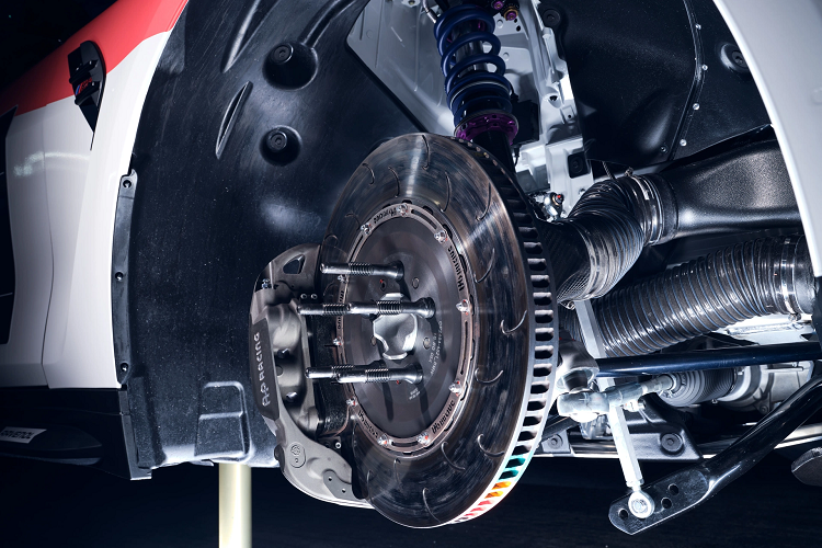 Mang đến sức mạnh cho chiếc xe là khối động cơ 6 xylanh thẳng hàng M TwinPower dung tích 3.0L, công suất 550 mã lực và mô-men xoắn 650 Nm. Đi kèm là hộp số 7 cấp tự động của ZF với phần mềm dành riêng cho phân hạng đua. Chiếc xe được trang bị thêm bộ vi sai chống trượt đến từ thương hiệu Drexler.