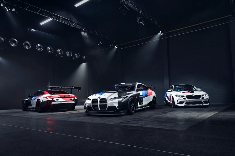 BMW M4 GT4 2023 được trang bị tiêu chuẩn tay lái FANATEC GT4, được tích hợp nhiều phím chức năng có khả năng phát sáng phục vụ cho những chặng đua ban đêm. Ghế đua Recaro được cố định vị trí, bổ sung tính năng làm mát cho tay đua. BMW đã lựa chọn Schroth Racing làm nhà sản xuất dây đai an toàn đa điểm.