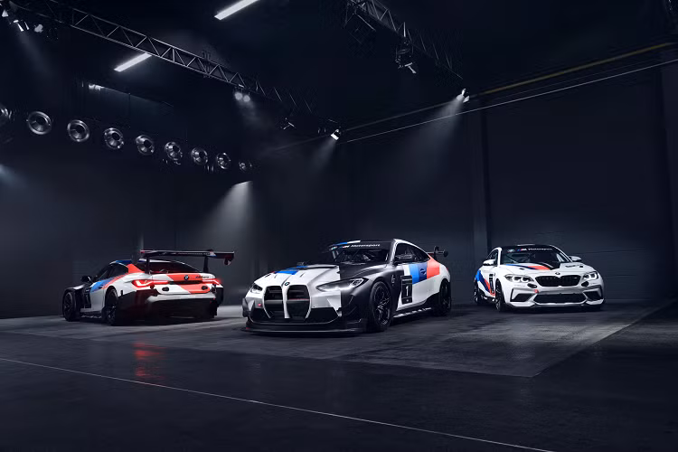 BMW M4 GT4 2023 được trang bị tiêu chuẩn tay lái FANATEC GT4, được tích hợp nhiều phím chức năng có khả năng phát sáng phục vụ cho những chặng đua ban đêm. Ghế đua Recaro được cố định vị trí, bổ sung tính năng làm mát cho tay đua. BMW đã lựa chọn Schroth Racing làm nhà sản xuất dây đai an toàn đa điểm.