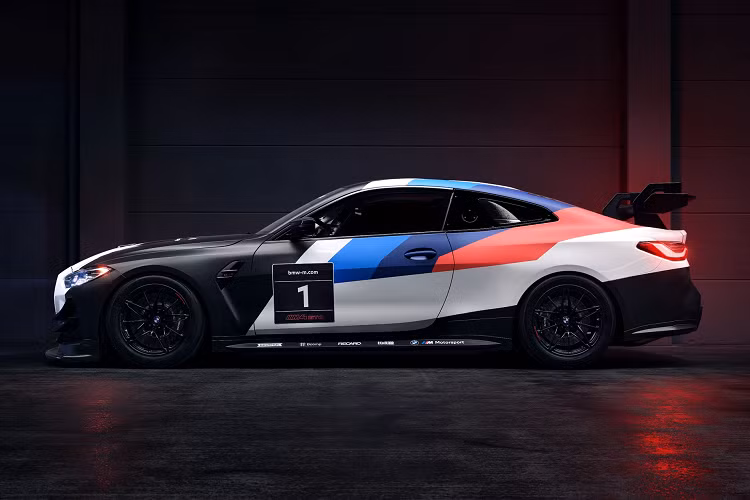 Các kỹ sư đã nâng cấp cơ cấu thanh giằng chủ động trước và sau, sở hữu khả năng điều chỉnh 5 mức độ. Góc đặt bánh xe cũng dễ dàng thay đổi theo từng tình huống. Mẫu xe thể thao BMW M4 GT4 sẽ có mặt tại giải đua SRO America được tổ chức ở VIRginia International Raceway. Quá trình sản xuất mẫu xe này sẽ bắt đầu vào tháng 10 năm nay.