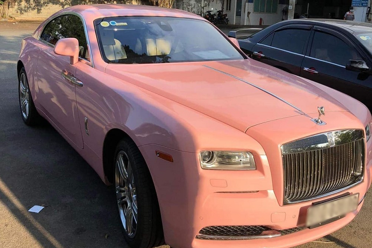 Được biết, chiếc Coupe siêu sang Rolls-Royce Wraith được vợ chồng ông Dũng "Lò Vôi" mua hơn 3 năm qua, nguyên bản xe có màu trắng nhưng vào tháng 7 năm 2020, chiếc xe đắt tiền này đã được bà Nguyễn Phương Hằng cho đi dán bộ áo màu hồng rất đẹp mắt.