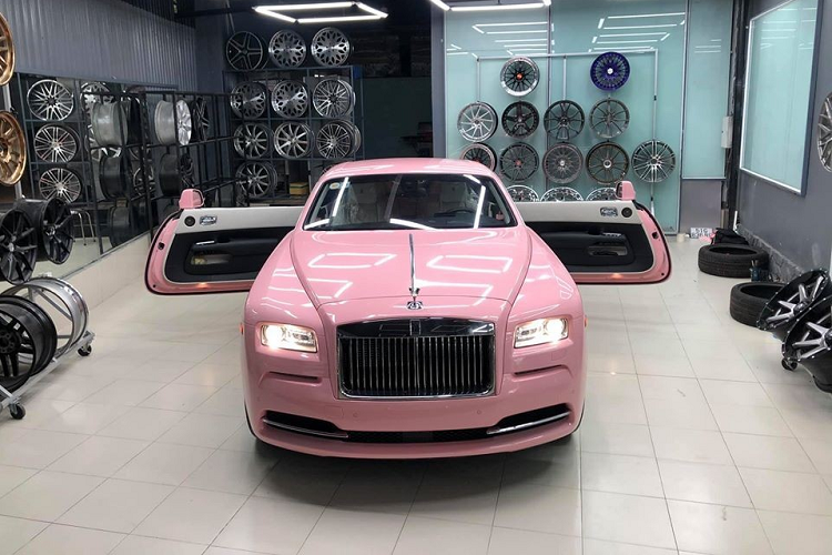 Chưa hết, chiếc xe Rolls-Royce Wraith màu hồng của bà chủ Đại Nam còn có la-zăng 5 chấu kép rất ấn tượng. Được biết, chiếc Coupe siêu sang Rolls-Royce Wraith được mua từ một showroom bán xe đã qua sử dụng tại Sài thành. Giá xe Rolls-Royce Wraith hiện tại trên 32 tỷ đồng nhưng ở thời điểm nữ đại gia Nguyễn Phương Hằng cùng chồng tậu xe Rolls-Royce Wraith chỉ có giá trên 13 tỷ đồng.