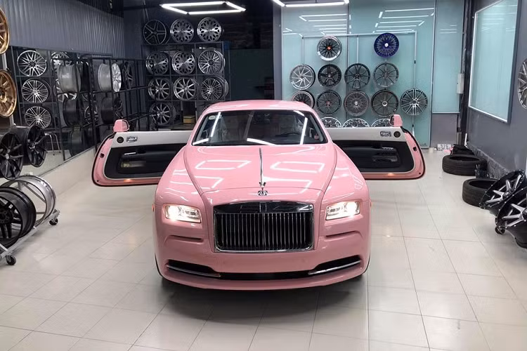Chưa hết, chiếc xe Rolls-Royce Wraith màu hồng của bà chủ Đại Nam còn có la-zăng 5 chấu kép rất ấn tượng. Được biết, chiếc Coupe siêu sang Rolls-Royce Wraith được mua từ một showroom bán xe đã qua sử dụng tại Sài thành. Giá xe Rolls-Royce Wraith hiện tại trên 32 tỷ đồng nhưng ở thời điểm nữ đại gia Nguyễn Phương Hằng cùng chồng tậu xe Rolls-Royce Wraith chỉ có giá trên 13 tỷ đồng.