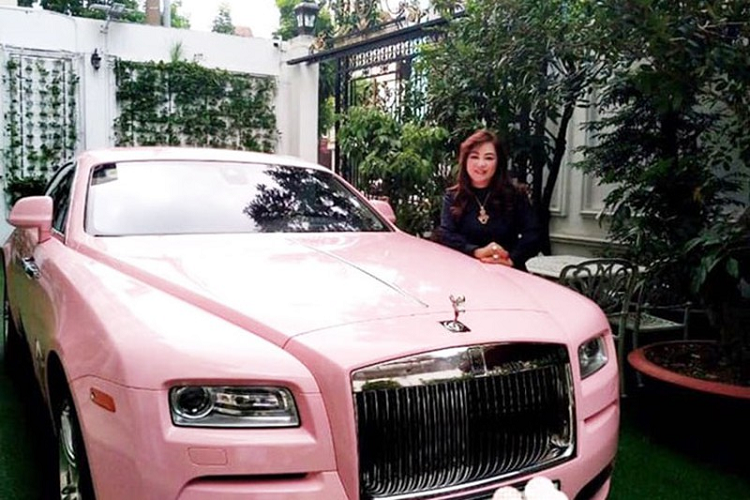 Rolls-Royce Wraith màu hồng của bà Nguyễn Phương Hằng thuộc thế hệ đầu tiên, xe có kiểu cửa mở ngược thú vị, là đặc trưng của hãng xe Rolls-Royce trên các phiên bản xe Coupe hay mui trần, còn trên dòng SUV hay xe siêu sang, cửa hàng ghế sau sẽ được áp dụng.