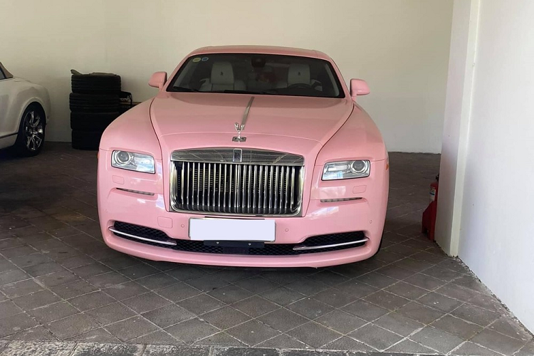 Trong số hơn 35 chiếc Coupe siêu sang Rolls-Royce Wraith đang có mặt tại dải đất hình chữ S, đây chính là xe đầu tiên được chủ nhân cho đi dán bộ áo màu hồng, rất hot vào năm 2020. Ngoài bộ áo đề-can màu nữ tính này, chiếc xe Rolls-Royce Wraith của bà Phương Hằng còn có nhiều chi tiết mạ crôm bóng bẩy.