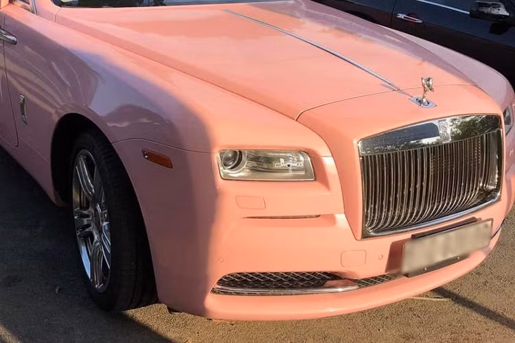 Hiện chưa rõ trong lúc bà Nguyễn Phương Hằng bị cảnh sát bắt giữ, chiếc Coupe siêu sang Rolls-Royce Wraith được vợ chồng nữ đại gia cất ở đâu, 1 số cư dân mạng cho rằng rất có thể xe được để trong khu du lịch Đại Nam cùng với chiếc xe siêu sang mui trần Bentley Continental GTC, tuy nhiên, thông tin này chưa được kiểm chứng.