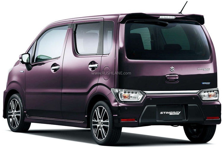 Thêm vào đó là hệ thống điều hòa tự động, nút bấm khởi động máy, ghế lái có tính năng sưởi và cổng USB Type A/Type C. Cuối cùng là phiên bản Stingray với thiết kế đầu xe riêng. Tại đây, mẫu xe kei car này được trang bị lưới tản nhiệt hình thang ngược, chia thành 2 tầng bằng nẹp đen bóng ở giữa, tích hợp logo của hãng Suzuki. Lưới tản nhiệt còn được trang trí bằng nẹp mạ crôm. Hai bên lưới tản nhiệt là cụm đèn pha nằm dọc chỉ có ở phiên bản Stingray.