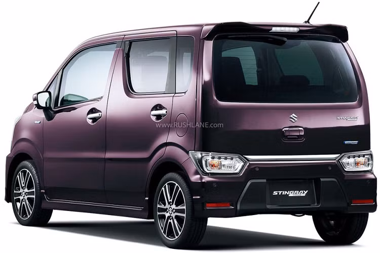 Thêm vào đó là hệ thống điều hòa tự động, nút bấm khởi động máy, ghế lái có tính năng sưởi và cổng USB Type A/Type C. Cuối cùng là phiên bản Stingray với thiết kế đầu xe riêng. Tại đây, mẫu xe kei car này được trang bị lưới tản nhiệt hình thang ngược, chia thành 2 tầng bằng nẹp đen bóng ở giữa, tích hợp logo của hãng Suzuki. Lưới tản nhiệt còn được trang trí bằng nẹp mạ crôm. Hai bên lưới tản nhiệt là cụm đèn pha nằm dọc chỉ có ở phiên bản Stingray.