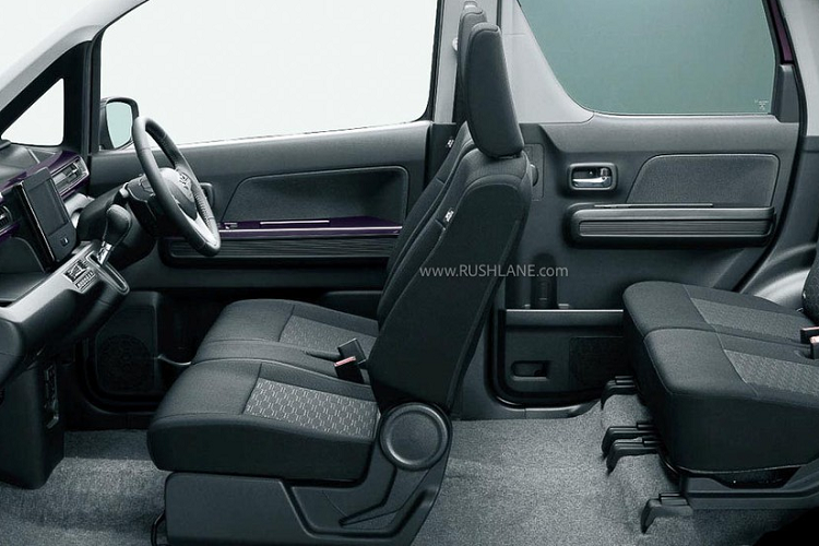 Thay đổi tiếp theo của Suzuki Wagon R Custom Z 2023 nằm ở vành la-zăng đa chấu, sơn 2 màu thể thao và tay nắm cửa mạ crôm. Trong khi đó, phía sau xe xuất hiện cánh gió mui, tích hợp đèn phanh trên cao và đèn phản quang trên cản sau. Đây là những trang bị không có trên Suzuki Wagon R 2023 phiên bản tiêu chuẩn. Bên trong Suzuki Wagon R Custom Z 2023 là không gian nội thất màu đen với những điểm nhấn ở mặt táp-lô và bệ tì tay trên tappi cửa. 