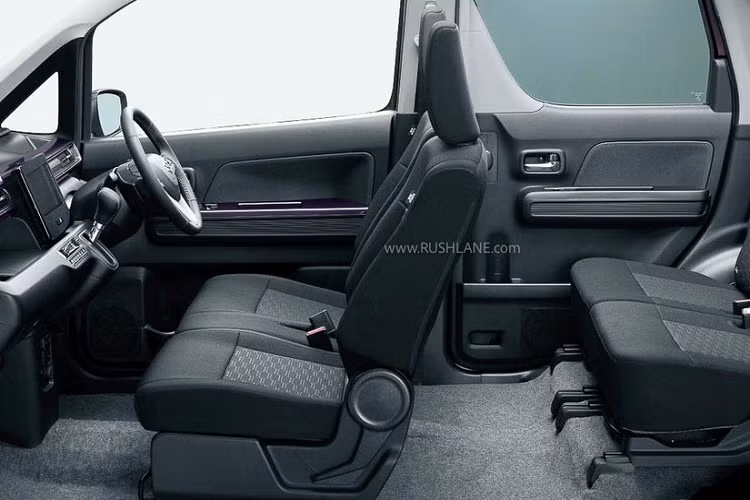 Thay đổi tiếp theo của Suzuki Wagon R Custom Z 2023 nằm ở vành la-zăng đa chấu, sơn 2 màu thể thao và tay nắm cửa mạ crôm. Trong khi đó, phía sau xe xuất hiện cánh gió mui, tích hợp đèn phanh trên cao và đèn phản quang trên cản sau. Đây là những trang bị không có trên Suzuki Wagon R 2023 phiên bản tiêu chuẩn. Bên trong Suzuki Wagon R Custom Z 2023 là không gian nội thất màu đen với những điểm nhấn ở mặt táp-lô và bệ tì tay trên tappi cửa. 