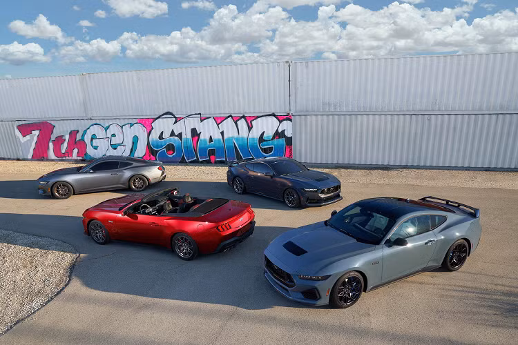 Giám đốc điều hành của Ford, Jim Farley, mô tả trong một tuyên bố: “Trong nhiều thập kỷ, Mustang đã cạnh tranh với các thương hiệu cao cấp nhất trên các thị trường lớn nhất thế giới và giành chiến thắng.