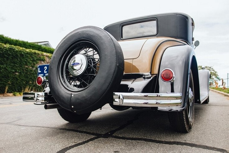 Lincoln KB 1932 sở hữu khối động cơ V12 dung tích 7.2L, sản sinh công suất 150 mã lực và mô-men xoắn đủ để giúp KB kéo một chiếc xe tăng.