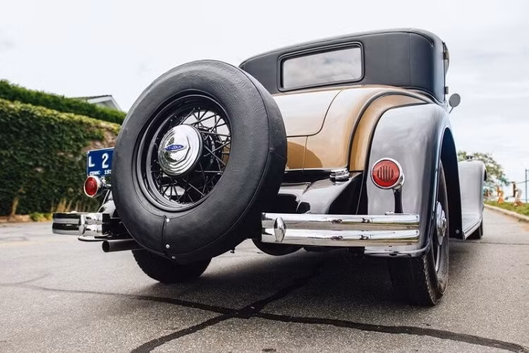 Lincoln KB 1932 sở hữu khối động cơ V12 dung tích 7.2L, sản sinh công suất 150 mã lực và mô-men xoắn đủ để giúp KB kéo một chiếc xe tăng.