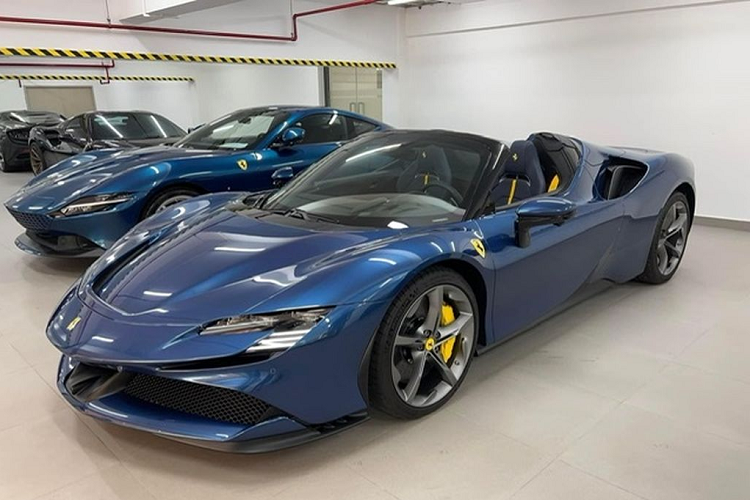 Khi tổng hoà động cơ xăng và động cơ điện, tổng công suất mà Ferrari SF90 Spider tạo ra lên tới 1.000 mã lực. Nhờ vậy, SF90 Spider dễ dàng tăng tốc từ 0 - 100 km/h chỉ với 2,5 giây trước khi đạt vận tốc tối đa 340 km/h.