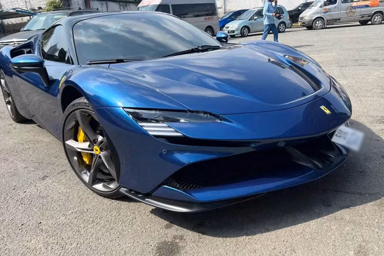 Mới đây, hình ảnh chiếc Ferrari SF90 Spider của Cường Đô la xuất hiện tại một trạm đăng kiểm ở quận 7 đã bất ngờ được một người chuyên nhập khẩu siêu xe, xe thể thao có tiếng tại Sài Gòn chia sẻ lên mạng xã hội. Hình ảnh cho thấy, siêu phẩm đến từ nước Ý sau hơn 2 tháng về nước hiện đã có “căn cước công dân” số “51K-564.XX”.
