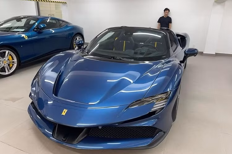 Ferrari SF90 Spider của Cường Đô la được trang bị khối động cơ xăng V8 tăng áp, dung tích 4.0L, cho ra công suất 780 mã lực và 800 Nm mô-men xoắn cực đại. Đi kèm với đó còn là hệ truyền động hybrid với 3 mô-tơ điện, cung cấp thêm 220 mã lực.