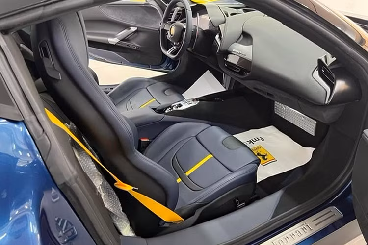 Hệ thống mui xếp trên Ferrari SF90 Spider có khả năng cách âm và không bị ảnh hưởng khi hoạt động ở tốc độ cao. Cấu tạo mui nhỏ gọn, đơn giản và khá nhẹ, có thể đóng/mở trong vòng 14 giây ngay cả khi xe đang di chuyển.