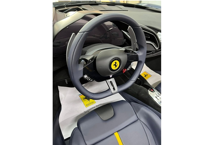 Về thiết kế, Ferrari SF90 sở hữu ngoại hình nổi bật và bắt mắt với những đường nét thiết kế mềm mại pha trộn nét hiện đại, tinh tế, Ferrari SF90 tạo sự riêng biệt và không thể bị nhầm lẫn với những "người anh em" khác trong gia đình Ferrari.