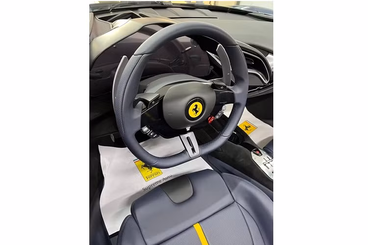 Về thiết kế, Ferrari SF90 sở hữu ngoại hình nổi bật và bắt mắt với những đường nét thiết kế mềm mại pha trộn nét hiện đại, tinh tế, Ferrari SF90 tạo sự riêng biệt và không thể bị nhầm lẫn với những "người anh em" khác trong gia đình Ferrari.