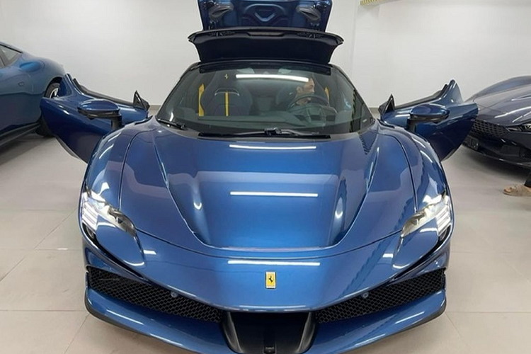 Ferrari SF90 Spider mui trần sở hữu ăng-ten vây cá mập nằm ở phía trước nắp động cơ trong khi bản mui cứng (Stradale) ăng-ten vây cá mập đặt trên mui xe. SF90 mui trần vẫn giữ nguyên nắp động cơ trong suốt từ bản Stradale, đây là điểm khác biệt so với những mẫu xe Sipder khác của nhà Ferrari.