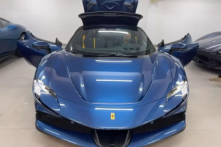 Ferrari SF90 Spider mui trần sở hữu ăng-ten vây cá mập nằm ở phía trước nắp động cơ trong khi bản mui cứng (Stradale) ăng-ten vây cá mập đặt trên mui xe. SF90 mui trần vẫn giữ nguyên nắp động cơ trong suốt từ bản Stradale, đây là điểm khác biệt so với những mẫu xe Sipder khác của nhà Ferrari.