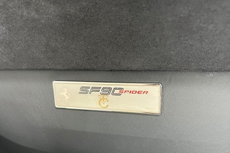 Đối với không gian cabin, Ferrari SF90 tiếp tục mang tới sự đơn giản nhưng đậm nét quyến rũ nhờ thiết kế đầy tinh tế. Mọi chi tiết thừa, các núm bấm vậy lý thô cứng dường như đã bị loại bỏ khỏi siêu phẩm này để nhường chỗ cho các hệ thống giải trí, thông tin hiện đại.