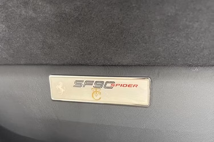 Đối với không gian cabin, Ferrari SF90 tiếp tục mang tới sự đơn giản nhưng đậm nét quyến rũ nhờ thiết kế đầy tinh tế. Mọi chi tiết thừa, các núm bấm vậy lý thô cứng dường như đã bị loại bỏ khỏi siêu phẩm này để nhường chỗ cho các hệ thống giải trí, thông tin hiện đại.