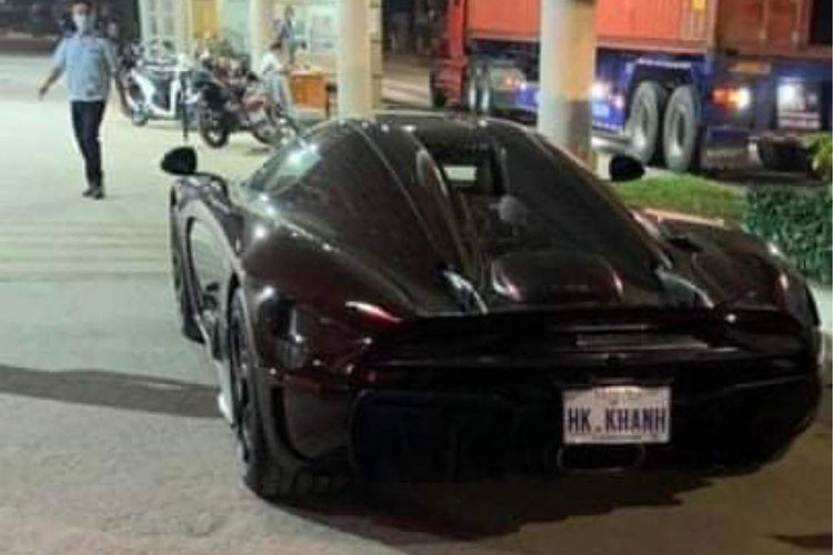 Dù có số lượng cực ít trên toàn thế giới, nhưng may mắn thay dải đất hình chữ S lại vinh dự có một chiếc Koenigsegg Regera được cho là thuộc sở hữu của đại gia Hoàng Kim Khánh. Hiện chiếc siêu xe này đã về nước và xuất hiện dày đặc trên mạng xã hội.