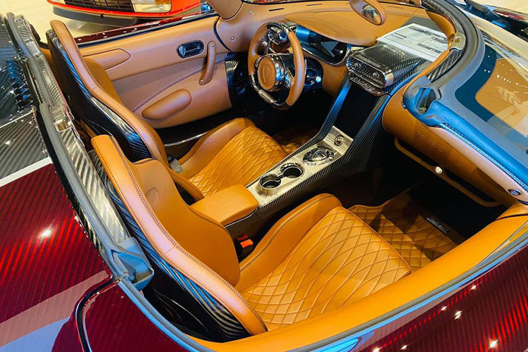 Nhờ sức mạnh này mà Koenigsegg Regera chỉ mất chưa đầy 3 giây để đạt 100 km/h từ vạch xuất phát, đồng thời lập kỷ lục thế giới với khả năng tăng tốc và giảm tốc 0 - 400 - 0 km/h trong 31,49 giây.