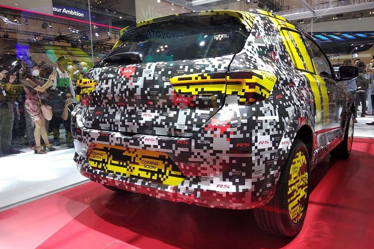 Ngay bên dưới hốc gió trung tâm là nẹp màu bạc giả tấm ốp gầm nhằm tăng vẻ thể thao cho mẫu SUV đô thị này. Ở đằng sau, mẫu SUV hạng A mới của Honda được trang bị cụm đèn hậu hình chữ "L" nằm ngang, tương tự Civic 2022. Đèn hậu của mẫu SUV này không nối liền với nhau như Honda SUV RS Concept. Tương tự cản trước, cản sau cũng được bao quanh bằng nẹp nhựa màu đen dày dặn và nẹp màu bạc giả tấm ốp gầm. Phía trên còn có cánh gió mui và anten hình vây cá.