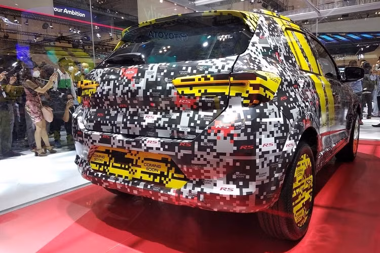 Ngay bên dưới hốc gió trung tâm là nẹp màu bạc giả tấm ốp gầm nhằm tăng vẻ thể thao cho mẫu SUV đô thị này. Ở đằng sau, mẫu SUV hạng A mới của Honda được trang bị cụm đèn hậu hình chữ "L" nằm ngang, tương tự Civic 2022. Đèn hậu của mẫu SUV này không nối liền với nhau như Honda SUV RS Concept. Tương tự cản trước, cản sau cũng được bao quanh bằng nẹp nhựa màu đen dày dặn và nẹp màu bạc giả tấm ốp gầm. Phía trên còn có cánh gió mui và anten hình vây cá.