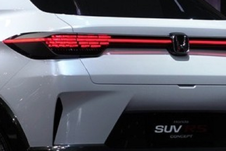 Hiện chưa có hình ảnh chụp thiết kế bên sườn và nội thất của mẫu SUV đô thị Honda này. Thông tin về động cơ của xe cũng chưa được hé lộ. Tuy nhiên, theo dự đoán, xesẽ dùng động cơ xăng i-VTEC 4 xi-lanh, DOHC, dung tích 1.5L giống Honda BR-V 2022. Kết hợp với hộp số biến thiên vô cấp CVT, động cơ này tạo ra công suất tối đa 121 mã lực và mô-men xoắn cực đại 145 Nm ở Honda BR-V thế hệ mới.