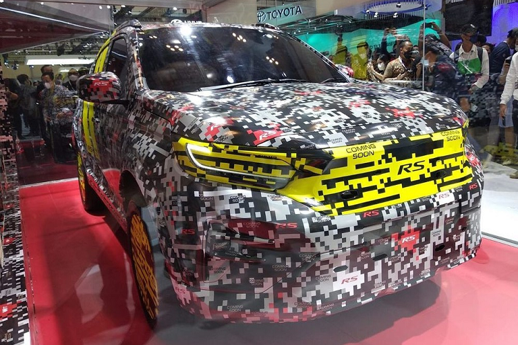 Ngoài ra, lưới tản nhiệt còn đi kèm nẹp mạ crôm dày dặn ở phía trên, kéo dài sang đèn pha hai bên. Cụm đèn pha của xe có kích thước lớn hơn so với Honda SUV RS Concept và được chia thành 2 tầng bằng dải đèn LED định vị ban ngày. Trong khi đó, đèn sương mù nằm trong hốc màu đen hình tam giác ở hai góc cản trước. Tiếp theo đó là hốc gió trung tâm cỡ lớn, đi kèm mắt lưới hình tổ ong.