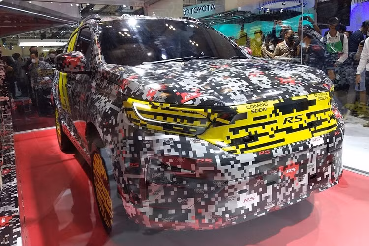 Ngoài ra, lưới tản nhiệt còn đi kèm nẹp mạ crôm dày dặn ở phía trên, kéo dài sang đèn pha hai bên. Cụm đèn pha của xe có kích thước lớn hơn so với Honda SUV RS Concept và được chia thành 2 tầng bằng dải đèn LED định vị ban ngày. Trong khi đó, đèn sương mù nằm trong hốc màu đen hình tam giác ở hai góc cản trước. Tiếp theo đó là hốc gió trung tâm cỡ lớn, đi kèm mắt lưới hình tổ ong.