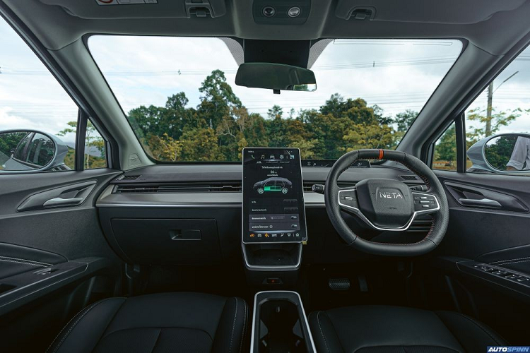 Màn hình cảm ứng trung tâm 14,6 inch, hệ thống âm thanh 6 loa. Ghế trước chỉnh điện 4 hướng... và ghế bọc da tổng hợp.