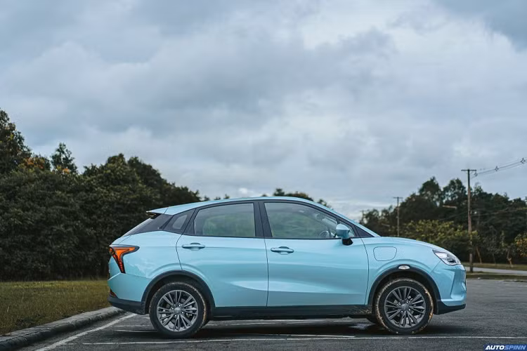 Không chỉ rẻ hơn, Neta V EV còn có kích thước nhỏ hơn VinFast VF e34. Theo đó, mẫu xe Trung Quốc này sở hữu chiều dài 4.070 mm, chiều rộng 1.690 mm, chiều cao 1.540 mm và chiều dài cơ sở 2.420 mm. Thậm chí, Neta V EV còn có kích thước nhỏ hơn cả những mẫu SUV hạng A bán tại Việt Nam như Toyota Raize hay Kia Sonet.