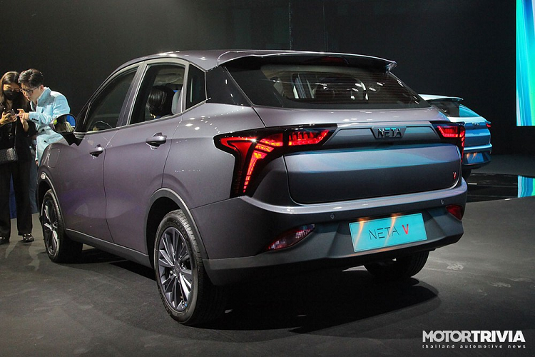 Theo nhà sản xuất, mẫu xe này sở hữu thời gian tăng tốc từ 0-50 km/h trong thời gian 3,9 giây và đạt vận tốc tối đa 101 km/h. Phạm vi di chuyển sau khi sạc đầy pin của Neta V EV là 384 km theo tiêu chuẩn NEDC.