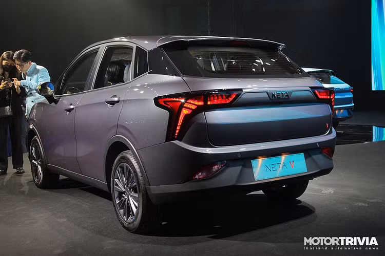 Theo nhà sản xuất, mẫu xe này sở hữu thời gian tăng tốc từ 0-50 km/h trong thời gian 3,9 giây và đạt vận tốc tối đa 101 km/h. Phạm vi di chuyển sau khi sạc đầy pin của Neta V EV là 384 km theo tiêu chuẩn NEDC.