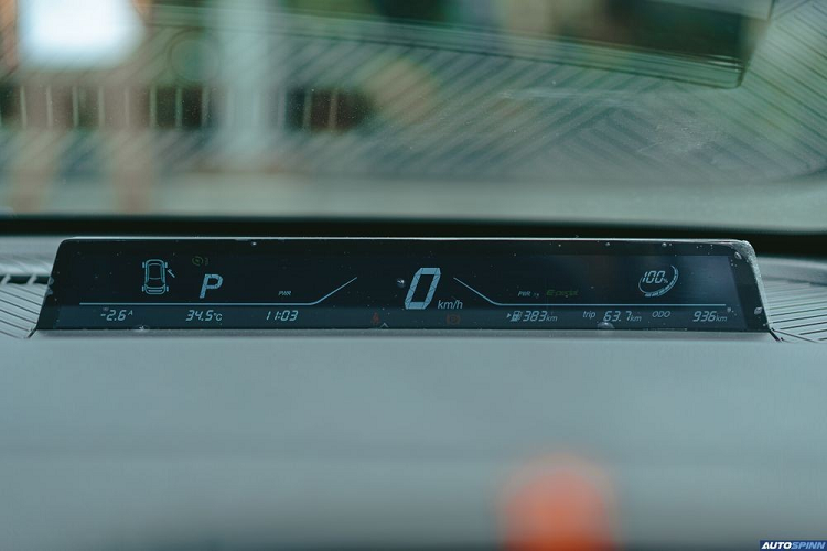 Bên cạnh đó là những trang bị an toàn khá cơ bản như hệ thống kiểm soát hành trình, phanh đỗ xe điện tử, tính năng tự động giữ phanh tạm thời, camera lùi và 2 túi khí. Xe không có những công nghệ an toàn chủ động ADAS.