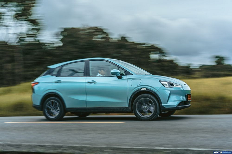 Với hệ thống sạc AC, thời gian sạc đầy pin sẽ là 8 tiếng đồng hồ. Với hệ thống sạc nhanh DC, thời gian sạc dung lượng pin từ 30% lên 80% là 30 phút.