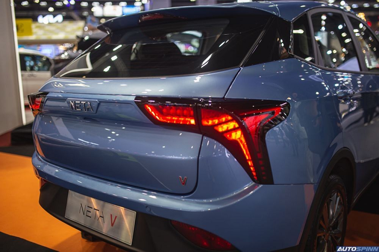 Tiếp đến là nóc dốc dần về phía sau, các cột sơn màu đen và đèn hậu hình chữ "Y". Tại thị trường Thái Lan, Neta V EV có những trang bị đáng chú ý như đèn pha Halogen tự động bật/tắt, dải đèn LED định vị ban ngày, đèn hậu LED, vành hợp kim 16 inch...