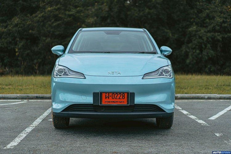 Neta V EV là mẫu crossover thuần điện cỡ nhỏ và giá rẻ. Tại thị trường Thái Lan, giá xe Neta V EV 2022 bán ra chỉ 549.000 Baht (khoảng 354 triệu đồng). Như vậy, Neta V EV có giá bằng một nửa so với VinFast VF e34 đang bán ở Việt Nam.