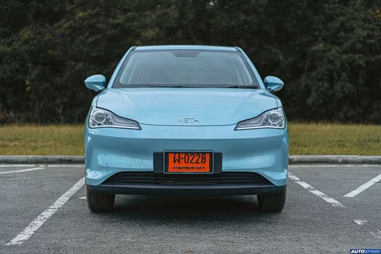 Neta V EV là mẫu crossover thuần điện cỡ nhỏ và giá rẻ. Tại thị trường Thái Lan, giá xe Neta V EV 2022 bán ra chỉ 549.000 Baht (khoảng 354 triệu đồng). Như vậy, Neta V EV có giá bằng một nửa so với VinFast VF e34 đang bán ở Việt Nam.