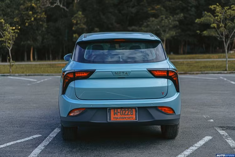 Tính năng mở cửa không cần chìa khóa, nút bấm khởi động máy. Bảng đồng hồ kỹ thuật số 12 inch